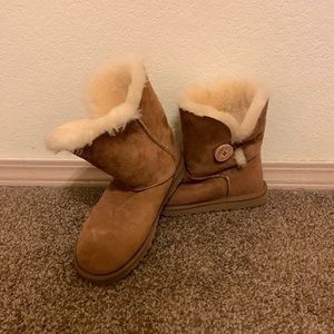 Short uggs with button on side